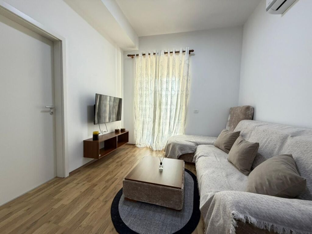 Affitto, Appartamento 1+1, Complesso Mangalem 21, Tirana.