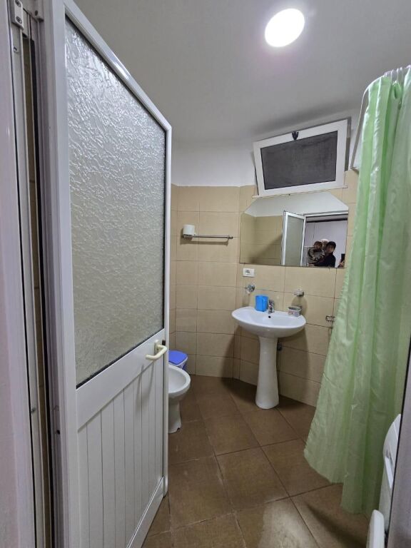 Viene data una casa privata indipendente a Lapraka.  