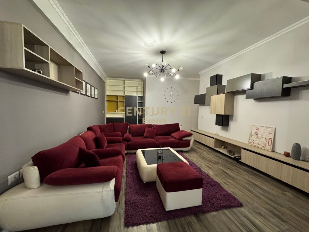 JAPIM ME QIRA APARTAMENT 1+1 ME VERANDE BUZE RRUGE KODRA E DIELLIT|KOPESHTI BOTANIK! 700 € /Muaj