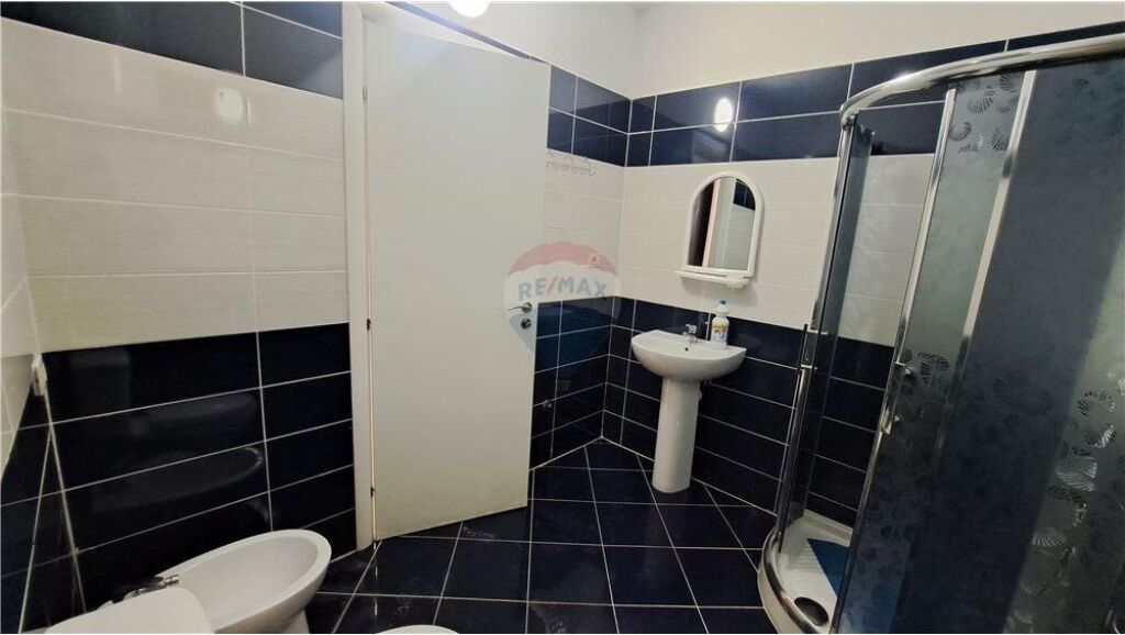 Apartament 1+1 (përfshirë një garazh të mbyllur) ne shitje,Lungomare,Vlore