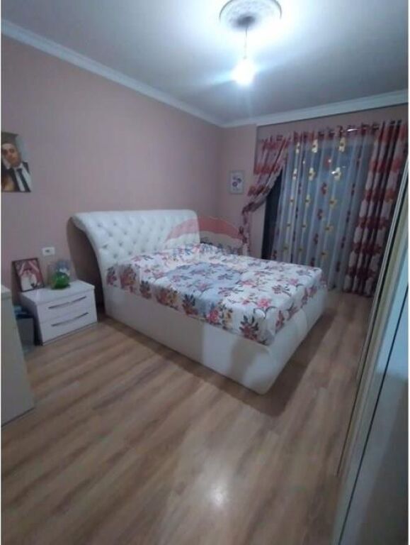 Shitet apartament 2+1 në Yzberisht