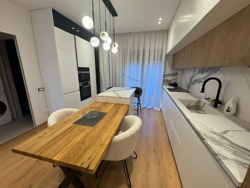 Affitto, Villa su 3 piani, TEG, Tirana.