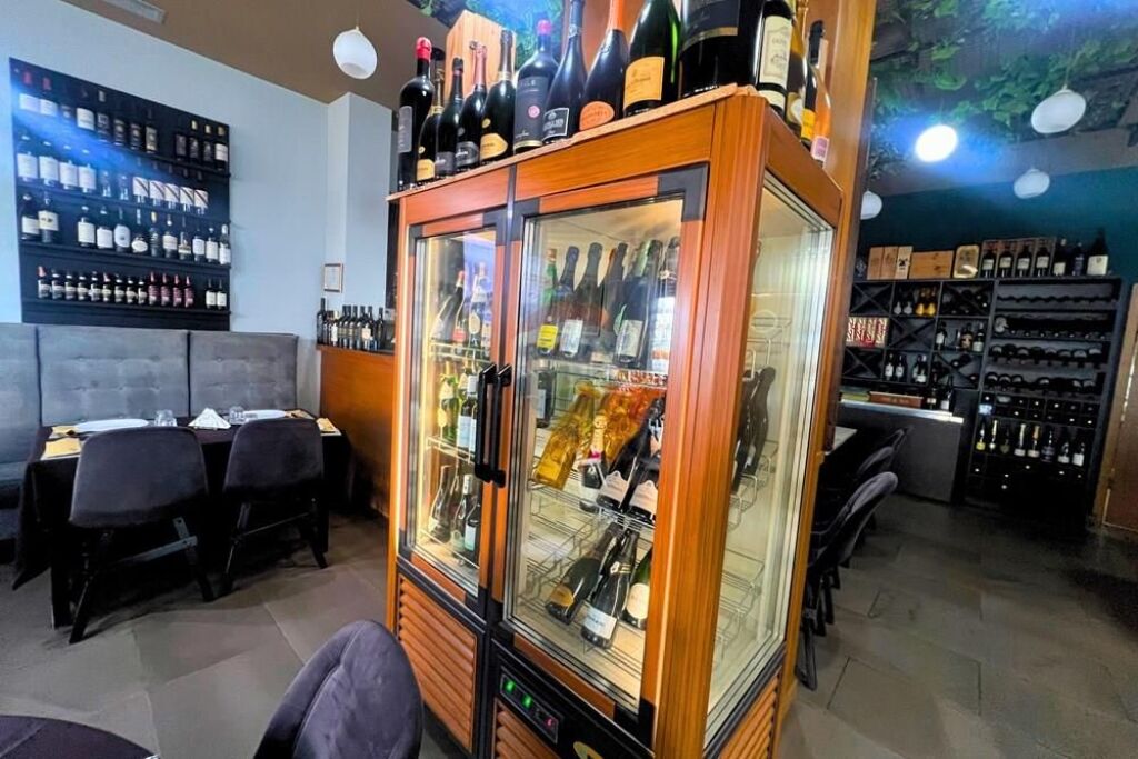 🍽️ Attività in Vendita – Ristorante in prima linea, Lungomare, Vlora