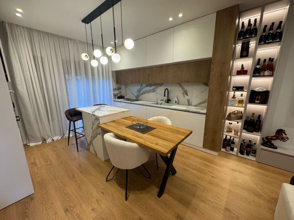 Affitto, Villa su 3 piani, TEG, Tirana.