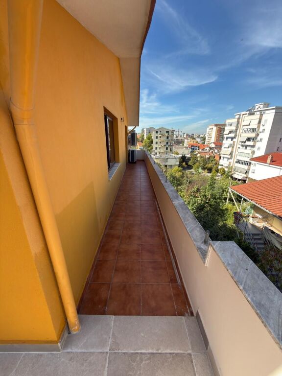 AMBIENT BIZNESI ME QERA 500 M2 VILAT GJERMANE 5300 EURO