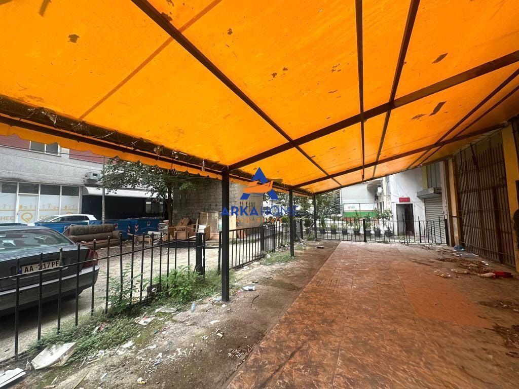 LOCALE COMMERCIALE IN AFFITTO 130M2 "PRAEN SQUARE 21" 1100 EURO