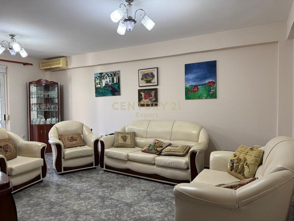Jepet apartament 1+1 me qira në Ish-Bllok 600 € /Muaj