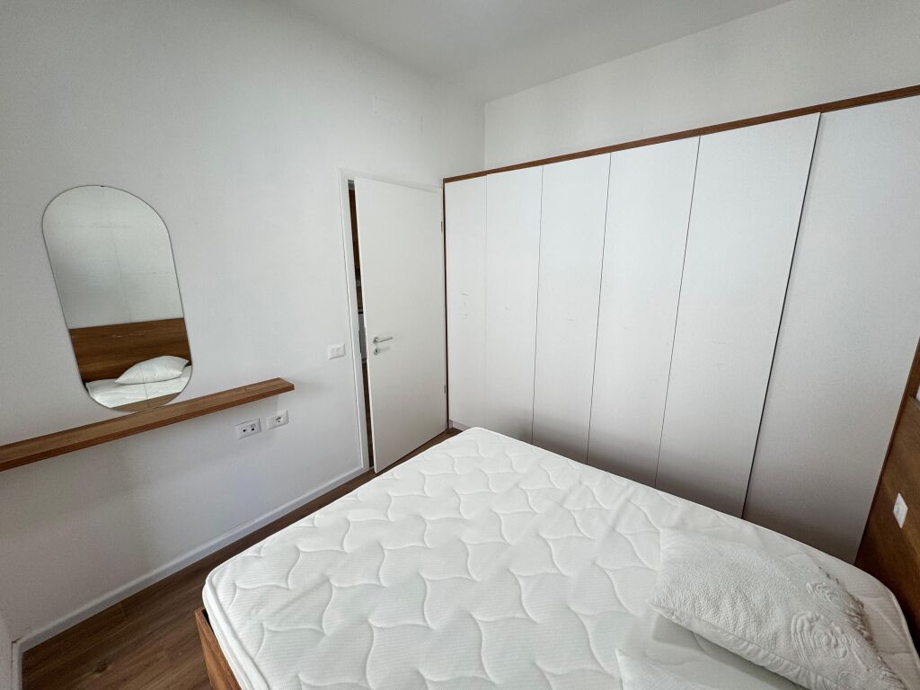 Jepet me qera apartament 1+1  📍 Vendndodhja: Ali Demi, Kompleksi Kadiu 🏢 Kati: 3 📐 Sipërfaqe: 58 m² 🛋️ Gjendja: I mobiluar 💰 Çmimi: 40,000 lek / muaj