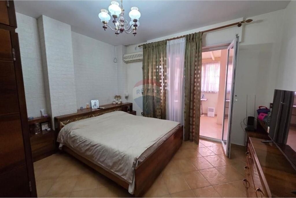 Shitet Apartament 1+1 te Komuna e Parisit
