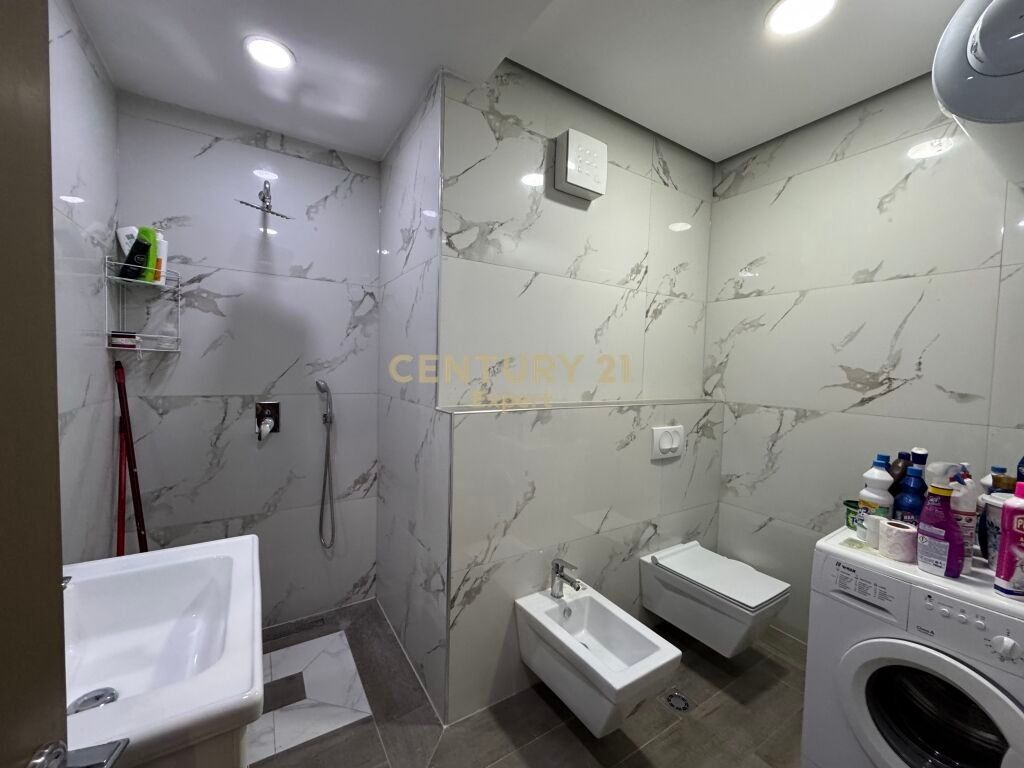 JAPIM ME QIRA APARTAMENT 1+1 ME VERANDE BUZE RRUGE KODRA E DIELLIT|KOPESHTI BOTANIK! 700 € /Muaj