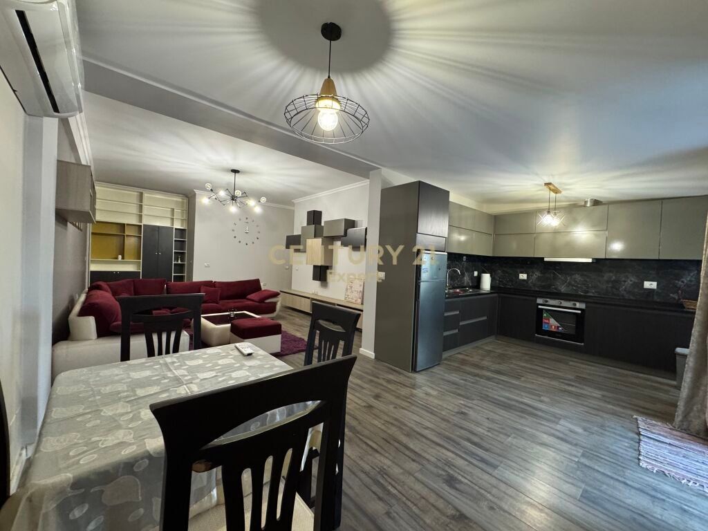 JAPIM ME QIRA APARTAMENT 1+1 ME VERANDE BUZE RRUGE KODRA E DIELLIT|KOPESHTI BOTANIK! 700 € /Muaj