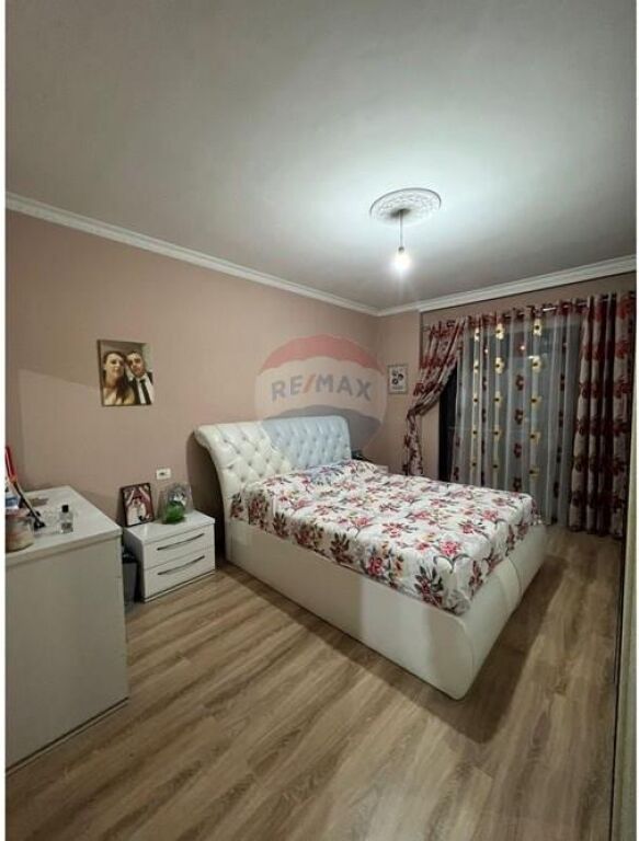Shitet apartament 2+1 në Yzberisht