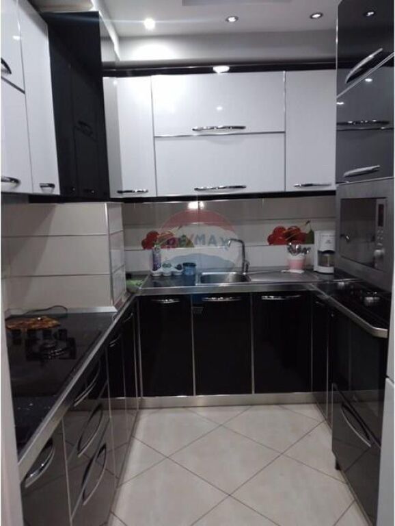 Shitet apartament 2+1 në Yzberisht
