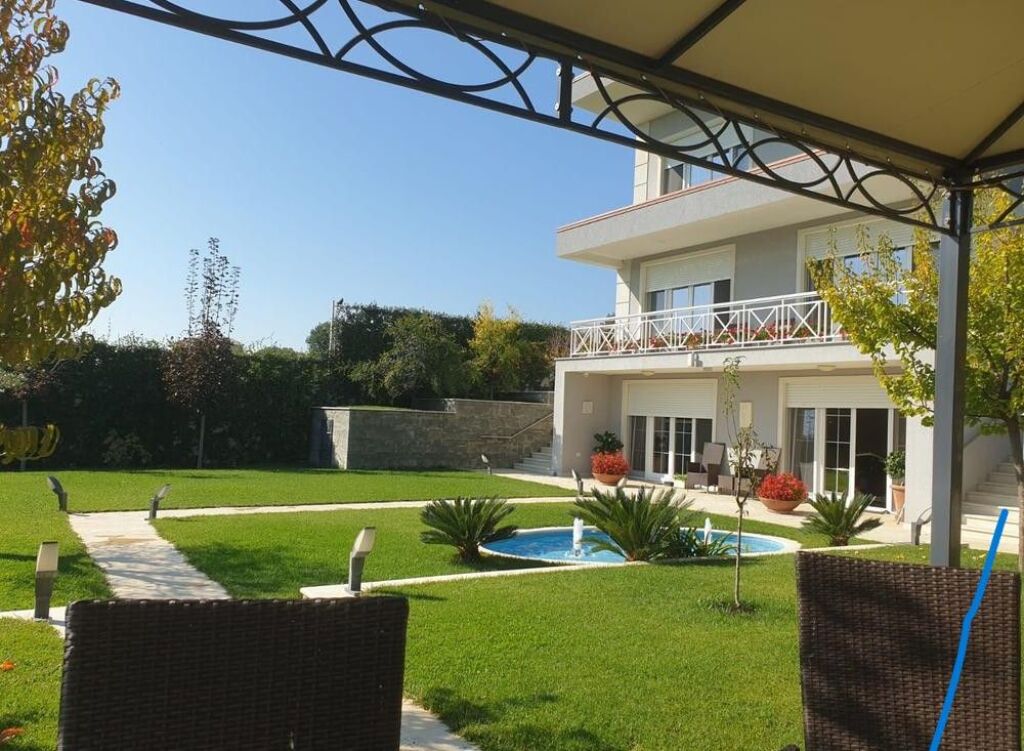 In vendita, Villa su 3 piani, Lunder, Tirana.