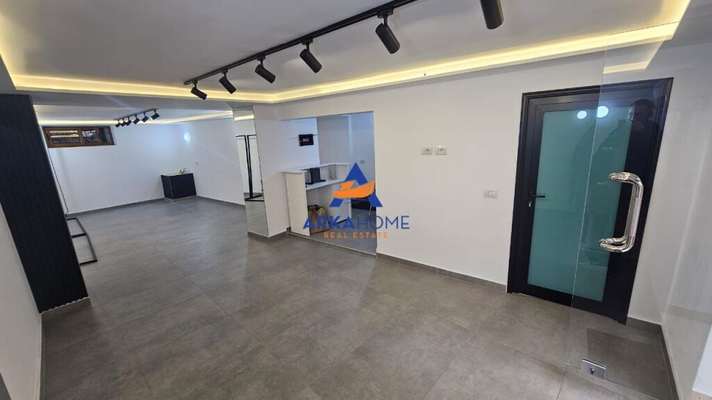 SHOP FOR SALE 50M2 "LOCATED AT THE INTERSECTION OF VASIL SHANTO' 77500EURO