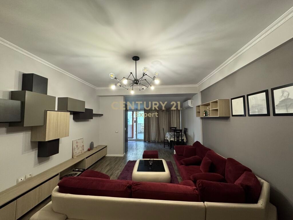 JAPIM ME QIRA APARTAMENT 1+1 ME VERANDE BUZE RRUGE KODRA E DIELLIT|KOPESHTI BOTANIK! 700 € /Muaj