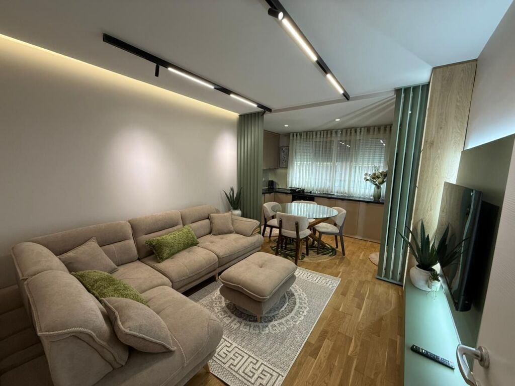 📣 QERA SUPER Apartament 1+1 me Ballkon 📍 Kopeshti Zoologjik, Tirane ✨   🏢 Ndertim i Ri  🪜 Kati 1 (Me Ashensor)  🛋️ Arreduar Me Arkitekt  ✅ I Pa Banuar Me Pare   💶 Cmimi 850 Euro