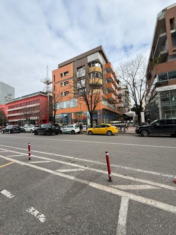 Ufficio in affitto in zona esclusiva – Di fronte a Coin, Tirana