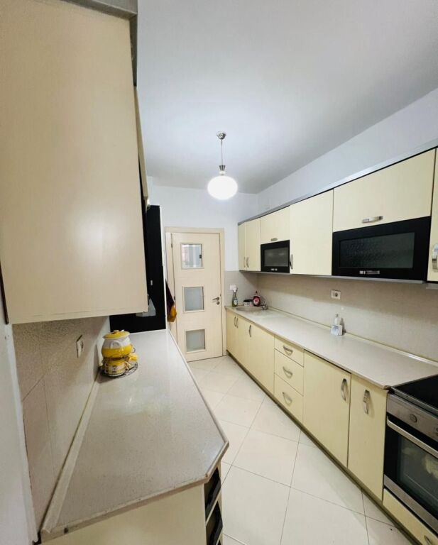 Jepet me qera Apartamenti 3+1+2, Don Bosko Pallati Almak rruga Eshref Frasheri 650 mije leke