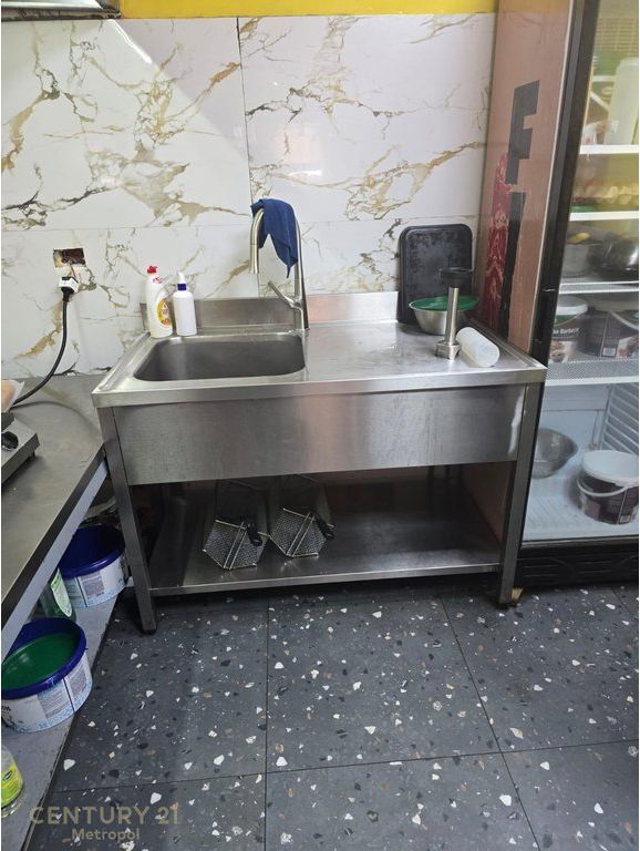 Shitet Biznes Fast Food në Rrugë Kryesore, Pranë Zogut të Zi 19,000 €