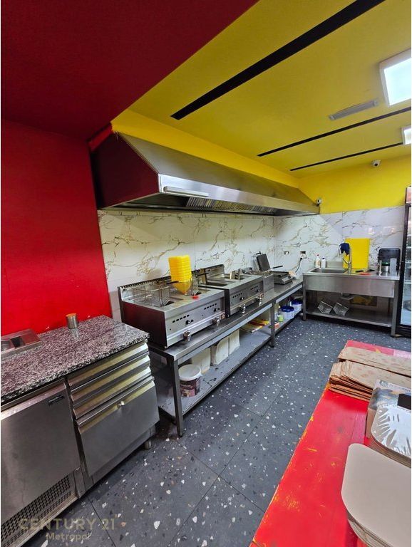 Shitet Biznes Fast Food në Rrugë Kryesore, Pranë Zogut të Zi 19,000 €