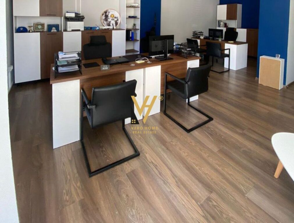 JEPET AMBIENT 50 M2 ME QERA TE RRUGA NDRE MJEDA 75.000 LEKE