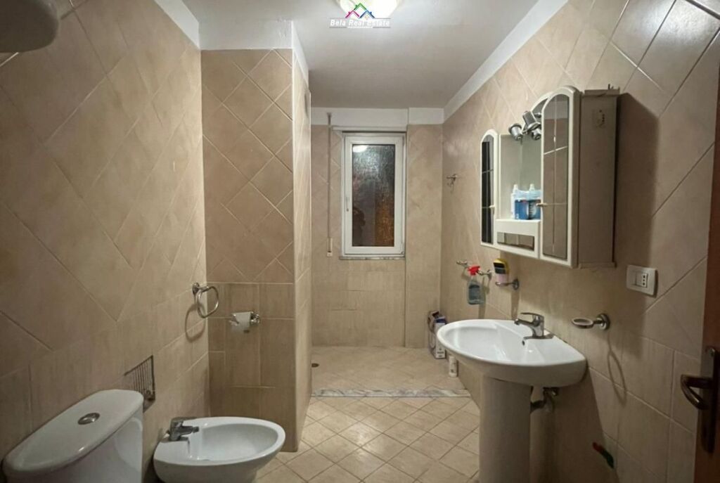 Ufficio In Affitto 1+1 Vicino Brryli (ID BZ2833) Tirane