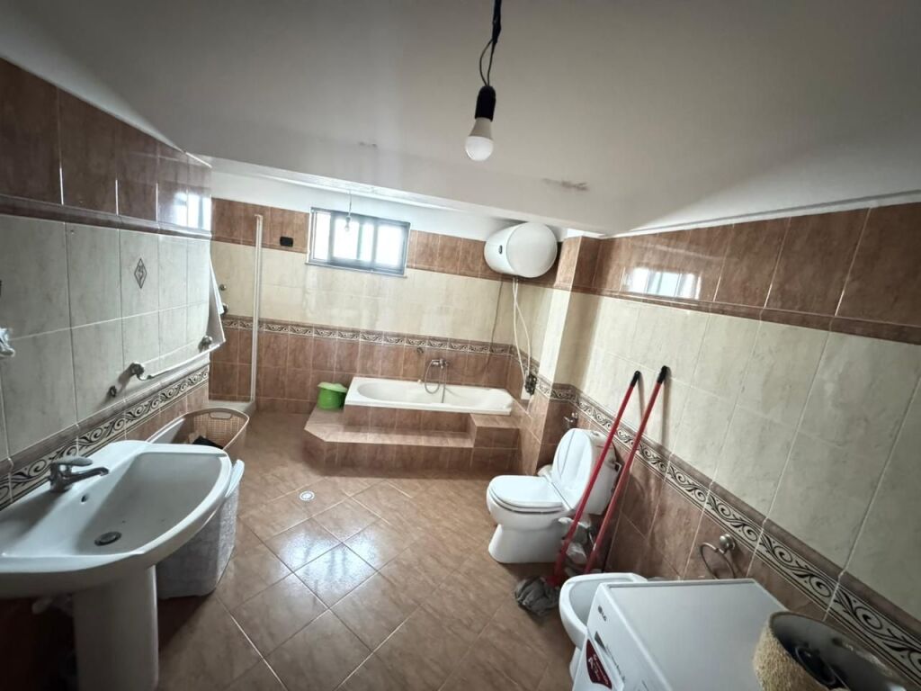 Apartament Në Shkozet Me Oborr dhe Verandë