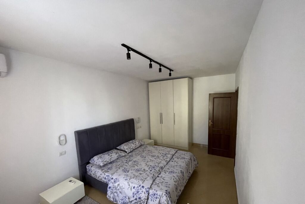 In affitto Appartamento 2+1, via Bardhok Biba vicino al Centro (piazza Skenderbej) 750 mila leke