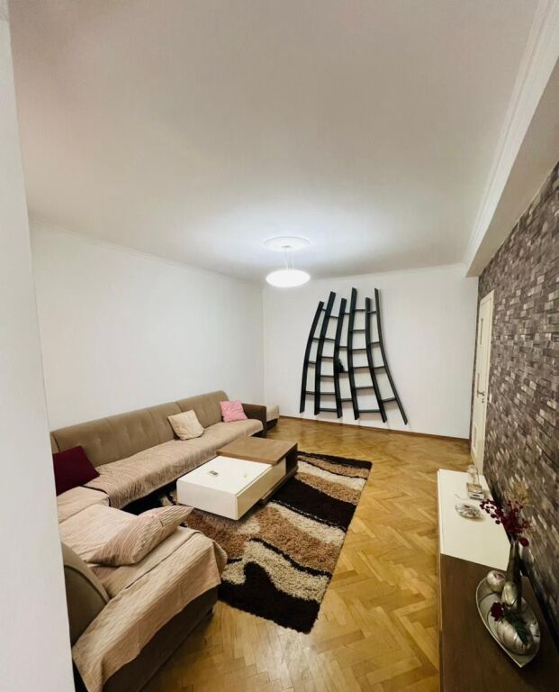 Jepet me qera Apartamenti 3+1+2, Don Bosko Pallati Almak rruga Eshref Frasheri 650 mije leke