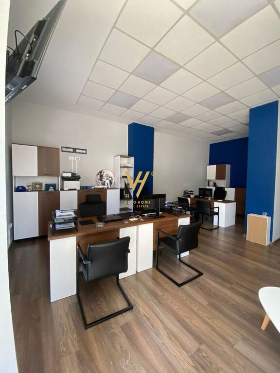 JEPET AMBIENT 50 M2 ME QERA TE RRUGA NDRE MJEDA 75.000 LEKE
