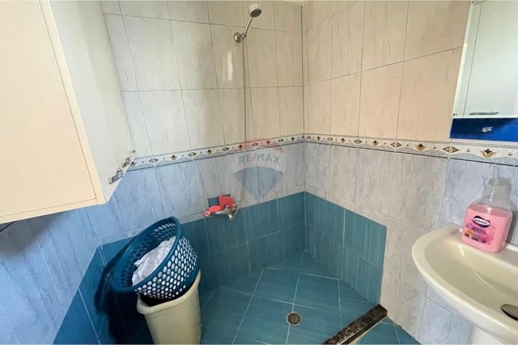 Shitet një shtëpi private në koder mbi Spitalin , Vlorë.