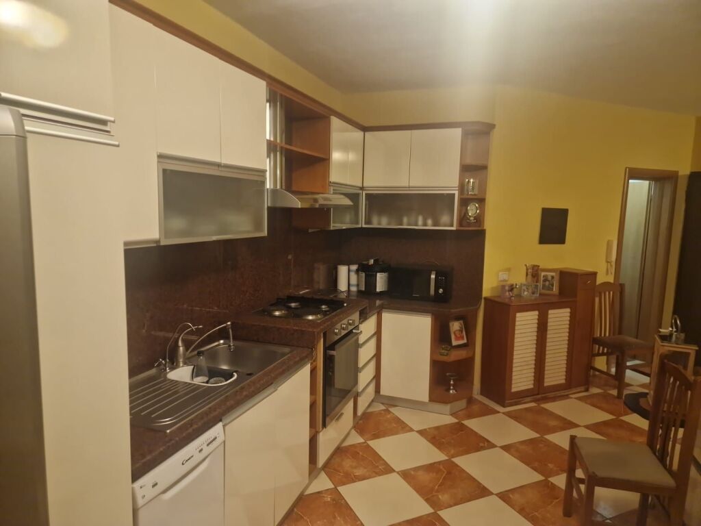 Eskluzive,Shitet apartament 2+1+2 tualete te Liqeni i Tiranes