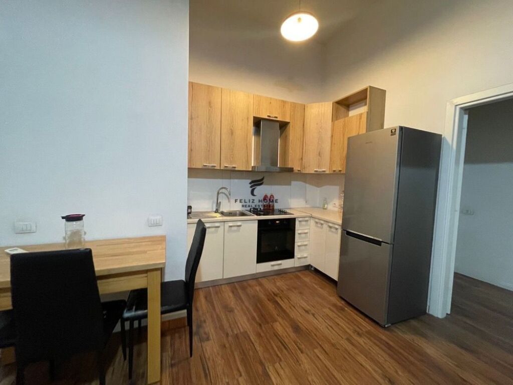 APARTAMENT ME QERA 2+1 ZOGU I ZI 800 EURO