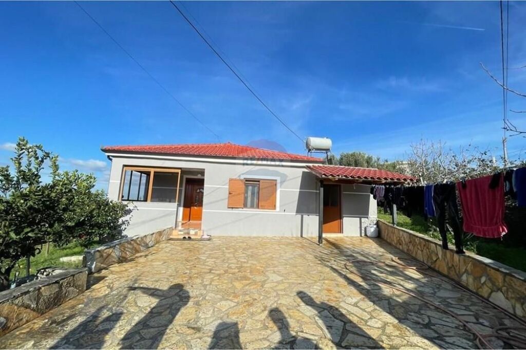 Shitet një shtëpi private në koder mbi Spitalin , Vlorë.