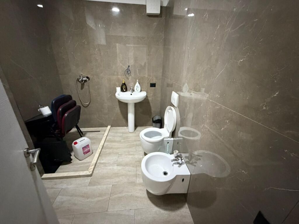 Ambient zyrash per qira tek Kika 2 tek Komuna e Parisit.