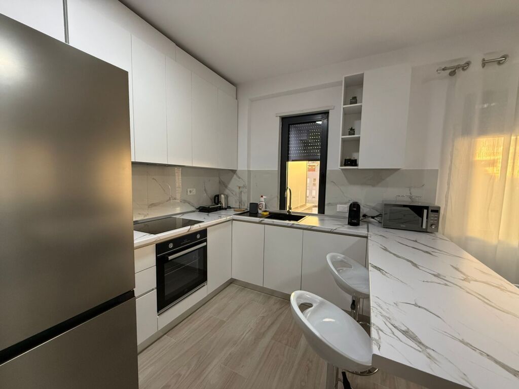 Affitto, Appartamento 2+1+2+Posto Auto, Nuovo Mercato, Tirana.
