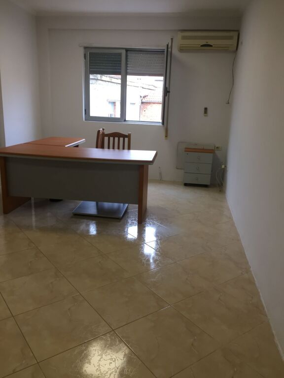 Jepet me qira ambient 1+1 apartament pas Ministrisë së Drejtësisë