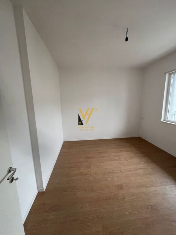 JEPET ZYRE 56 M2 ME QERA TE UNIVERS CITY 380 EURO