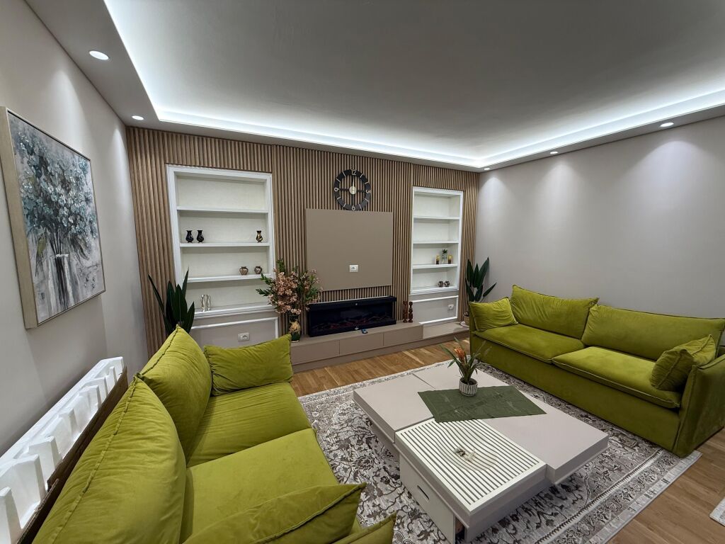 📣 QERA SUPER Apartament 1+1 me Ballkon 📍 Kopeshti Zoologjik, Tirane ✨   🏢 Ndertim i Ri  🪜 Kati 1 (Me Ashensor)  🛋️ Arreduar Me Arkitekt  ✅ I Pa Banuar Me Pare   💶 Cmimi 900 Euro