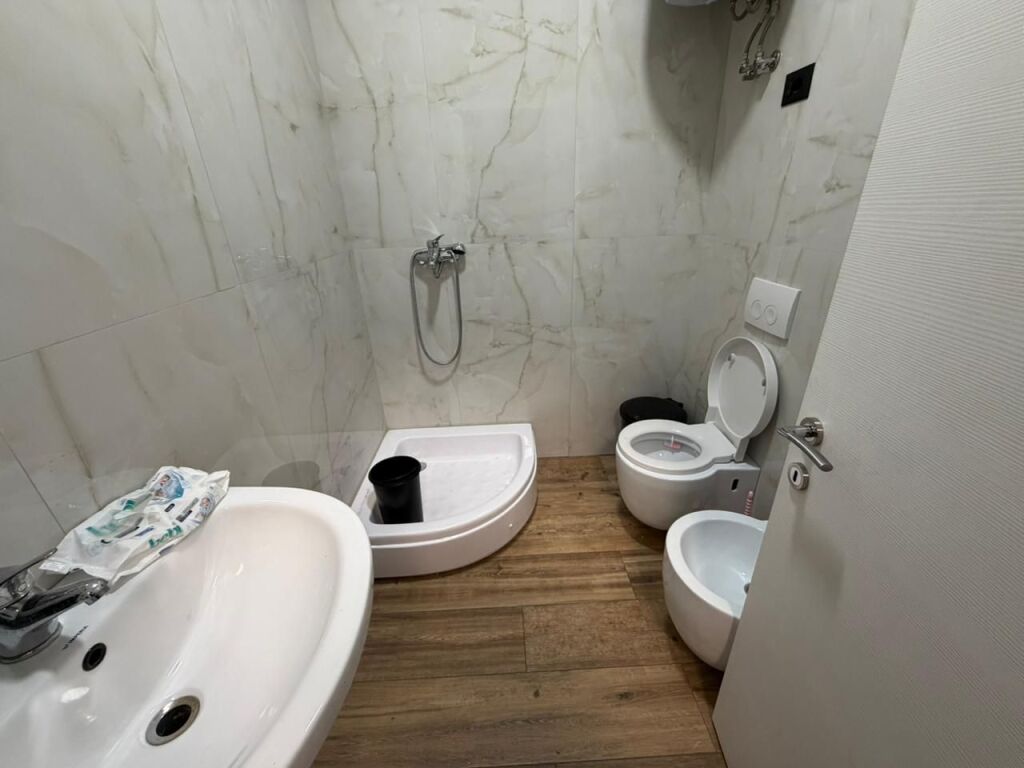 Ambient zyrash per qira tek Kika 2 tek Komuna e Parisit.