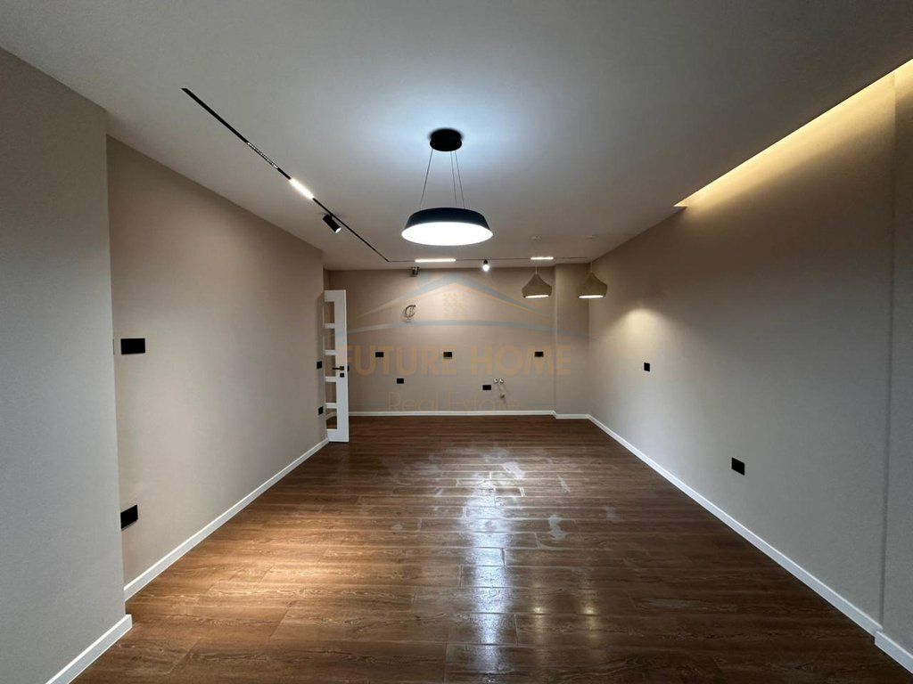 Shitet Apartament 2+1+2, Komuna e Parisit