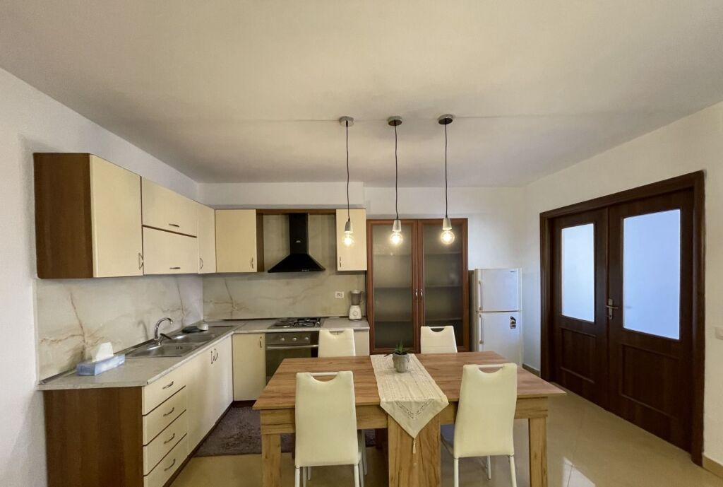 In affitto Appartamento 2+1, via Bardhok Biba vicino al Centro (piazza Skenderbeu) 750 mila lek