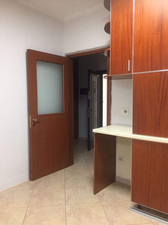 Jepet me qira ambient 1+1 apartament pas Ministrisë së Drejtësisë