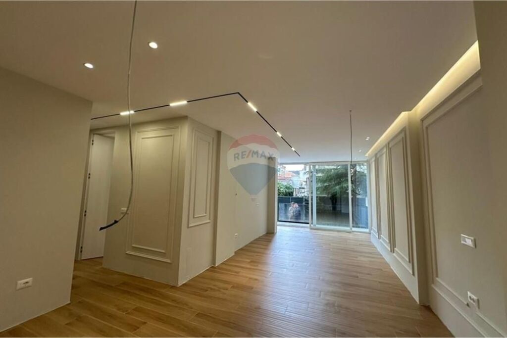 Appartamento 2+1+2 + Parcheggio - In Vendita - Comune di Parigi, Tirana