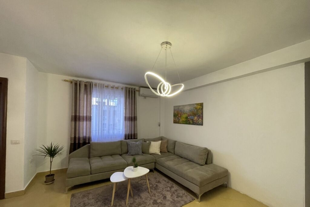 In affitto Appartamento 2+1, via Bardhok Biba vicino al Centro (piazza Skenderbeu) 750 mila lek