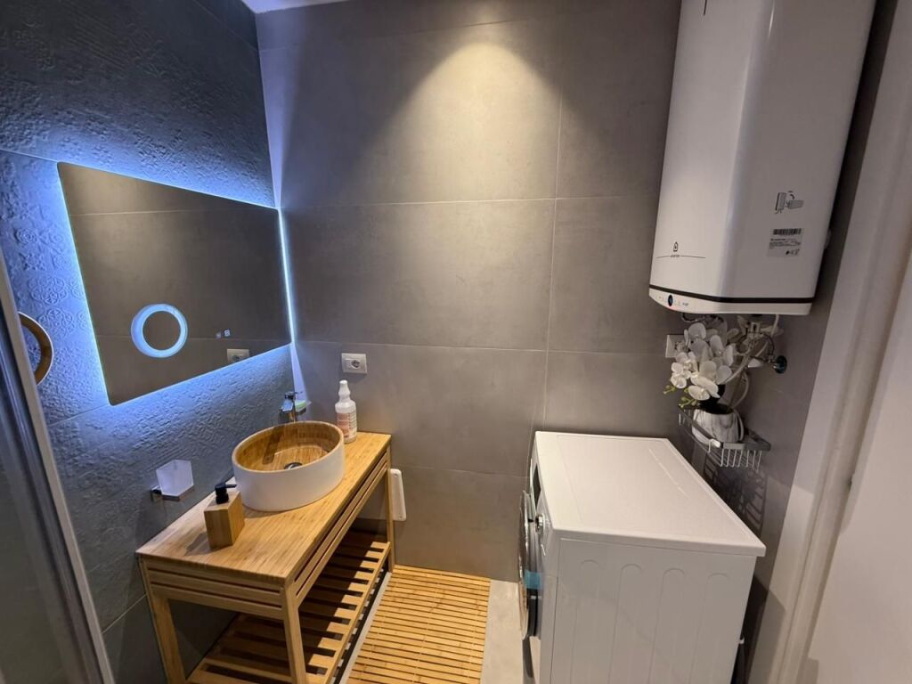 📣 AFFITTO SUPER Appartamento 1+1 con Balcone 📍 Giardino Zoologico, Tirana ✨ 💶 Prezzo 900 Euro