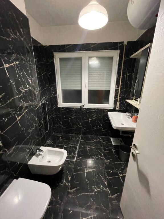 APARTAMENT ME QERA 2+1 ZOGU I ZI 1000 EURO