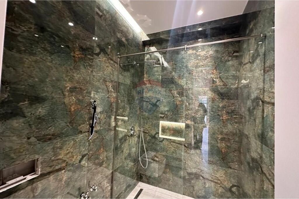 Appartamento 2+1+2 + Parcheggio - In Vendita - Comune di Parigi, Tirana