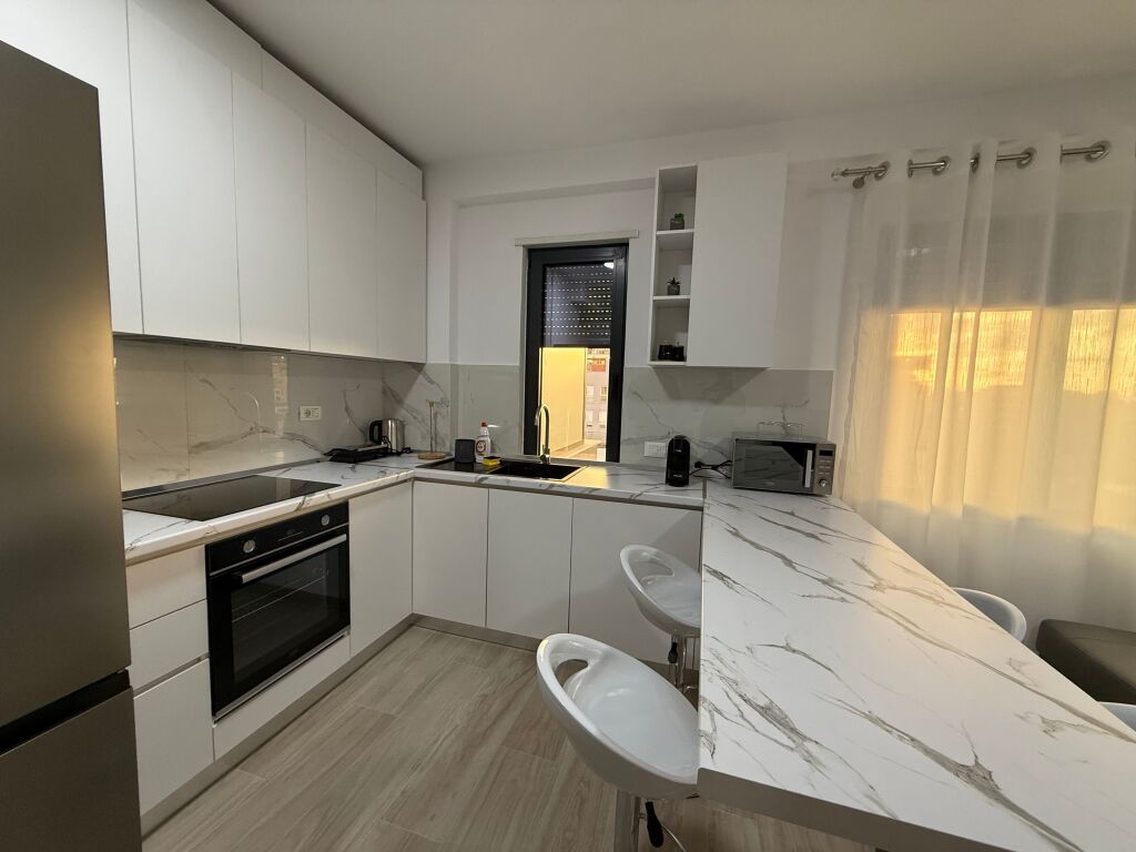 Appartamento 2+1+2+Posto Auto in affitto Via Qemal Stafa